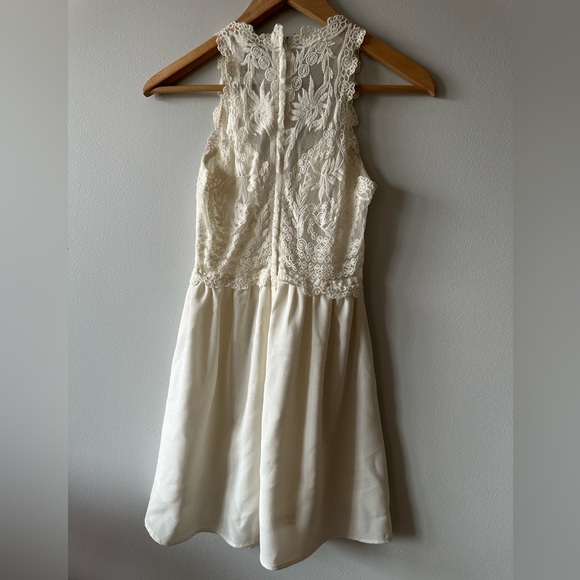 Divided off white lace sleeveless short dress - size 4 - Picture 3 of 6